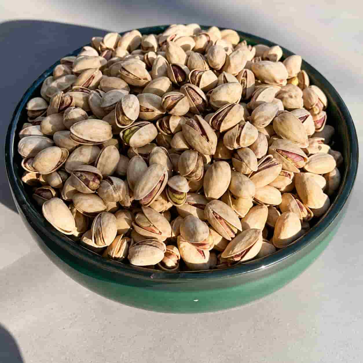 پسته بادامی نمکی با طعم دلپذیر برای پذیرایی شیک